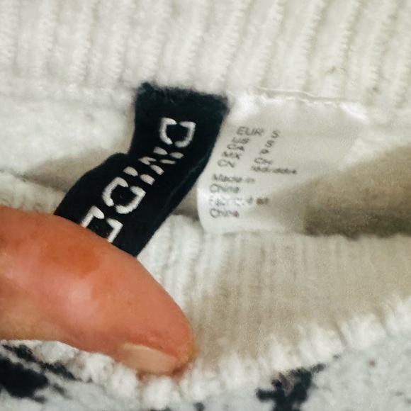 👑 SIZE SMALL H&M Divided Black and White Cat Print Sweater - Picture 5 of 9